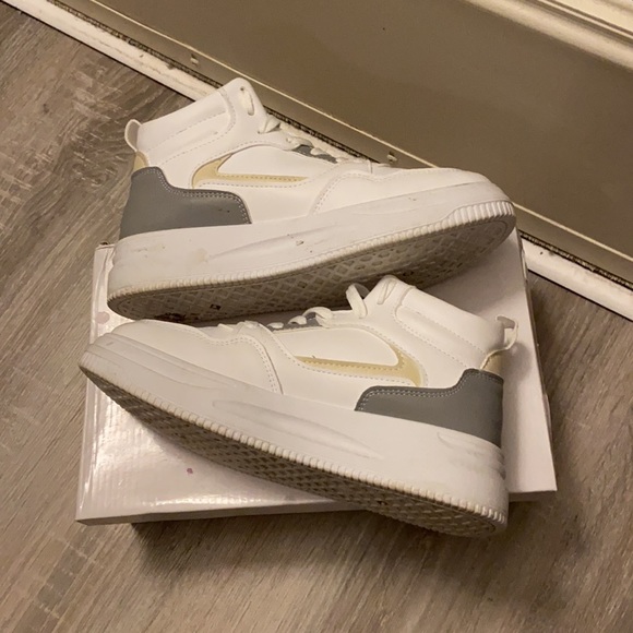 Vintage Style White sneaker { Size 7.5 CA } - Picture 3 of 6